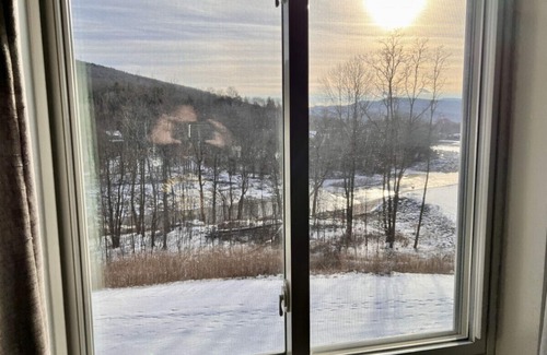 Lincoln Apartment | Lodge Hotel H3 · Hotel Resort Room w king bed, pool Ski Loon Mtn