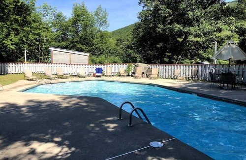 Lincoln Apartment | Lodge Hotel H3 · Hotel Resort Room w king bed, pool Ski Loon Mtn