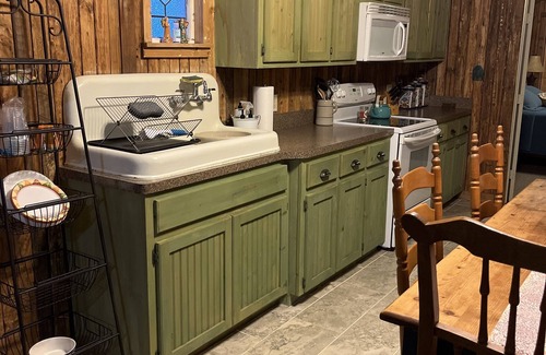 Montgomery House | Lodge like Guest House walking distance to downtown Historic Montgomery, Texas