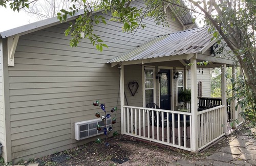 Montgomery House | Lodge like Guest House walking distance to downtown Historic Montgomery, Texas