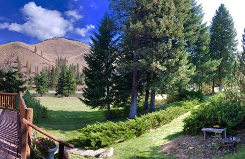 Superior Ski Chalet | ⭐ Lodge of a Lifetime King Bed Riverfront Fire!⭐