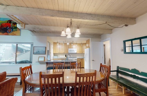 Tennis Village Condo | Lodge-Style Getaway with Walk to Spa, A/C & BBQ
