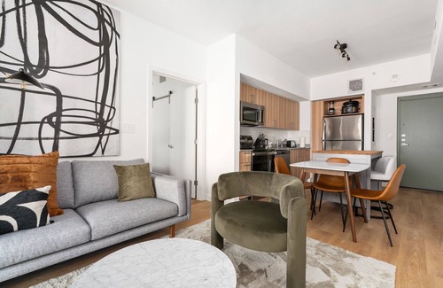 Addicks Apartment | Lodgeur | Fresh 2BR w/balcony | Energy Corridor