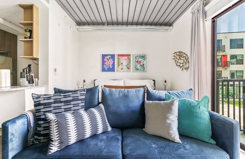 Midtown Apartment | Lodgeur | Playful midcentury studio loft | Midtown