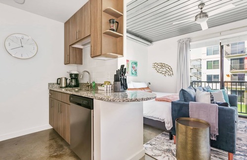 Midtown Apartment | Lodgeur | Playful midcentury studio loft | Midtown
