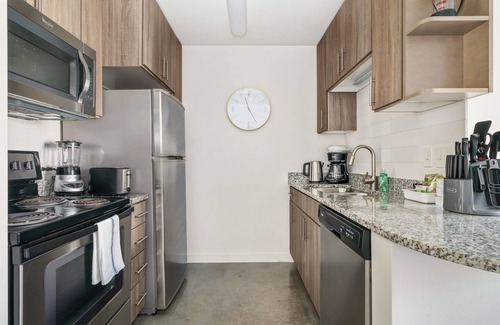 Midtown Apartment | Lodgeur | Playful midcentury studio loft | Midtown