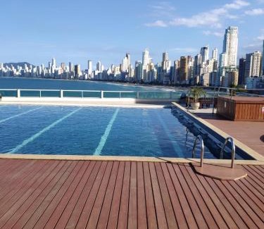 Pioneiros Apartment | LOFT com garagem e piscina Prédio frente MAR