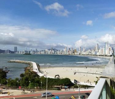 Pioneiros Apartment | LOFT com garagem e piscina Prédio frente MAR