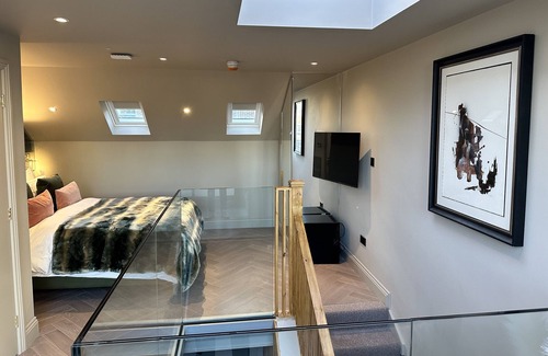 Hackney Apartment | Loft Studio, King Size Bed, Sofa Bed with en-suite Bathroom