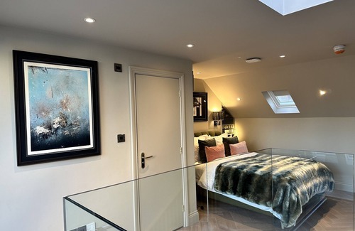 Hackney Apartment | Loft Studio, King Size Bed, Sofa Bed with en-suite Bathroom