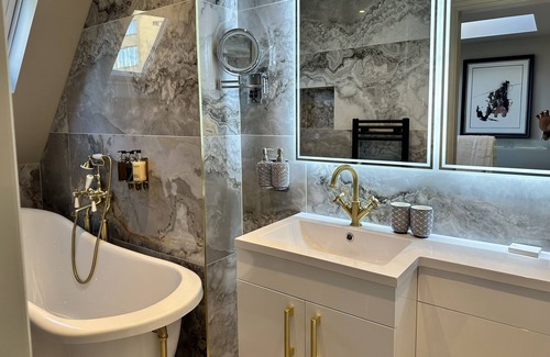 Hackney Apartment | Loft Studio, King Size Bed, Sofa Bed with en-suite Bathroom