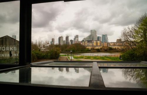 Docklands Apartment | Loft Style Apartment Near O2, Abba Voyage, ExCel