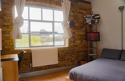 Docklands Apartment | Loft Style Apartment Near O2, Abba Voyage, ExCel