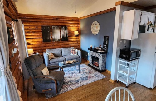 Schnellville House | Log Cabin 11 with Hot Tub at Osborn Boat Ramp on Patoka Lake