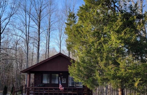 Schnellville House | Log Cabin 7 with Hot Tub at Osborn Boat Ramp at Patoka Lake