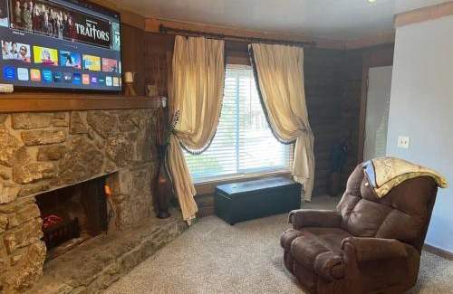 Nashville Apartment | Log Cabin Close to Percy Preist Lake