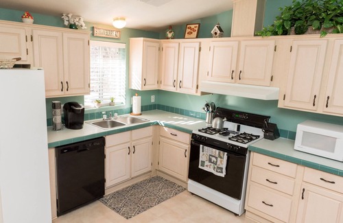 Strawberry House | Log Cabin Creekside Mountain Retreat