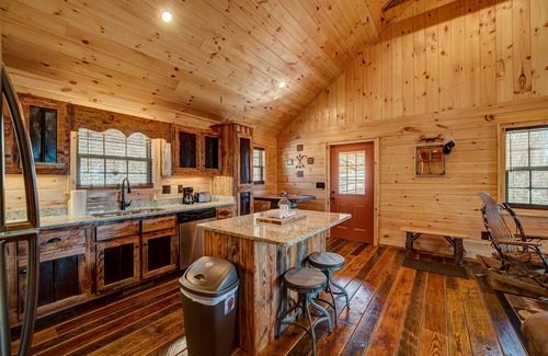 Murphy Cabin | LOG CABIN + MOUNTAIN VIEWS! HOT TUB, POOL & GAME TABLE, FIBER WIFI & DISCOUNTS!