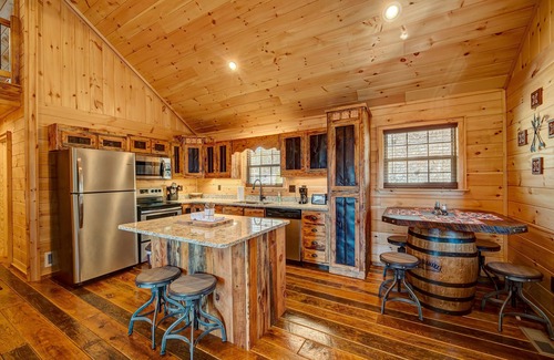 Murphy Cabin | LOG CABIN + MOUNTAIN VIEWS! HOT TUB, POOL & GAME TABLE, FIBER WIFI & DISCOUNTS!