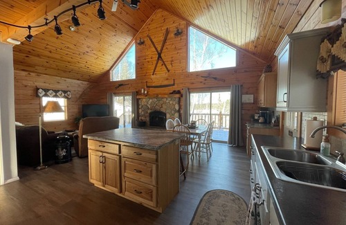 Florence Cabin | Log Cabin style lake house on Sea Lion Lake