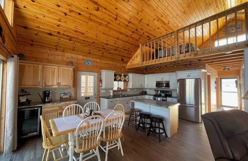 Florence Cabin | Log Cabin style lake house on Sea Lion Lake