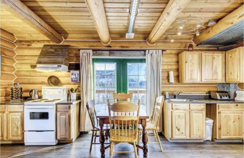 Yukon Cabin | Log Cabin with Amazing Mountain & Lake Views (allergy-friendly)