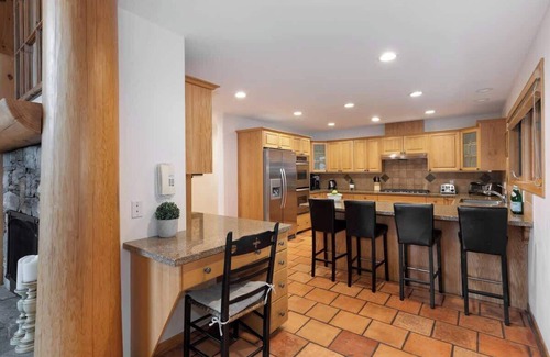 Blueberry Hill House | Log Home, Free Village Parking! Hot Tub, Fireplace