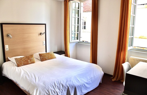 Navarrenx Hotel | Logis Hôtel le Commerce