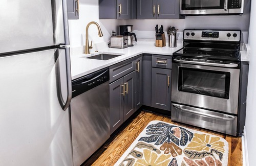 Downtown Charleston Apartment | Lola Suite at 360 King