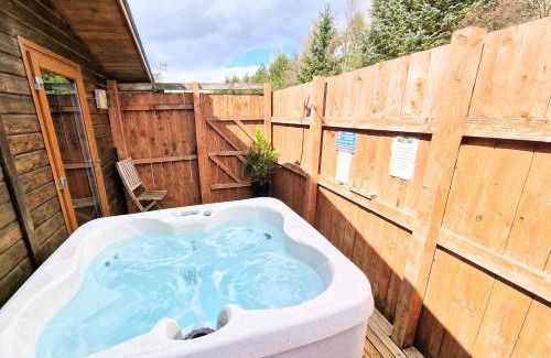 Kelty Ski Chalet | Lomond 3 with Private Hot Tub - Fife - Loch Leven - Lomond Hills -Pet Friendly