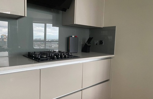 Royal Docks Apartment | London Apt-sleeps 4-parking - Balcony-river View