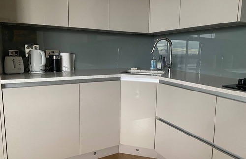 Royal Docks Apartment | London Apt-sleeps 4-parking - Balcony-river View