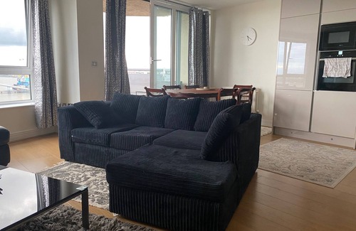 Royal Docks Apartment | London Apt-sleeps 4-parking - Balcony-river View