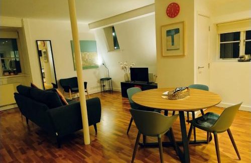 Hoxton Apartment | London City Old St Metro Luxury 1 bed Free Parking Library Conversion