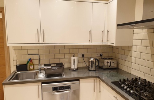 Chiswick Riverside Apartment | London Luxury 1 bed flat 4 mins to Ilford Stn - kitchen