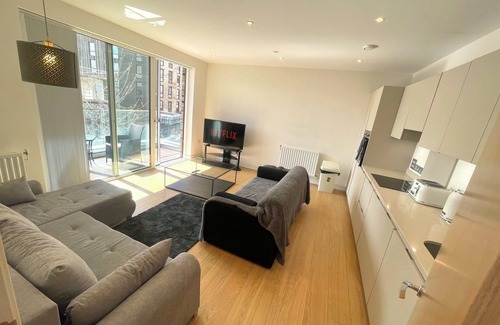 Addiscombe Apartment | London luxury apartment w/balcony & views ~steps to train station