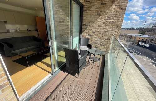 Addiscombe Apartment | London luxury apartment w/balcony & views ~steps to train station