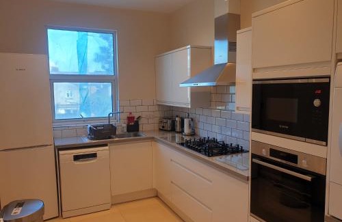 Valentines Apartment | London Luxury Spacious 2 Bedroom Apartment 4 mins from Ilford Stn. FREE parking