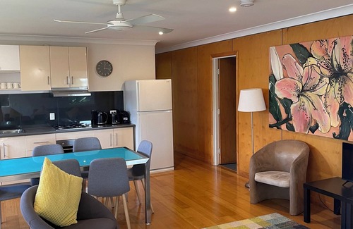 Enoggera House | Lone Pine House -spacious & convenient - great for families, groups, pets!
