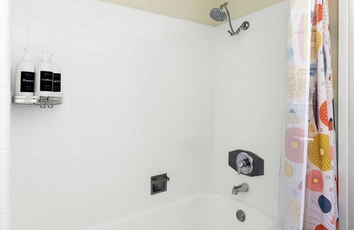 Bixby Knolls Condo | Long Beach Mid-Century Family Home + Private Patio