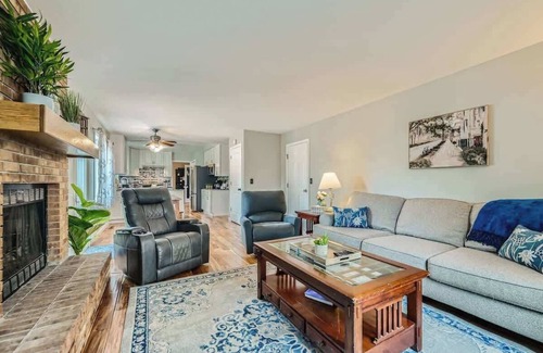 Longmont House | Longmont Gem, Pet & Family Friendly, Home Office, 30 Day