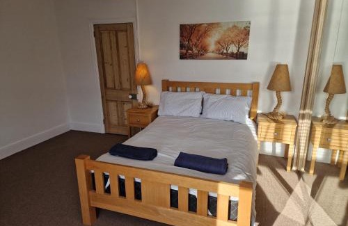 Looe Villa | Looe Spacious 4 Double bedroom House Sleeps 9 Harbour River Views