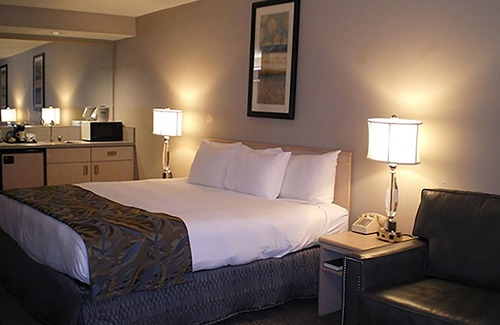 Nampa Hotel | Look No Further, On-site Restaurant and Bar, Near Roaring Springs Water Park!