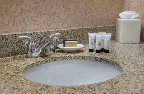 Port Angeles Resort | Look No Further! Outdoor Pool, Pets Allowed, Near Valley Creek Estuary Park!