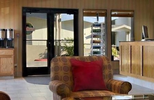 Port Angeles Resort | Look No Further! Outdoor Pool, Pets Allowed, Near Valley Creek Estuary Park!