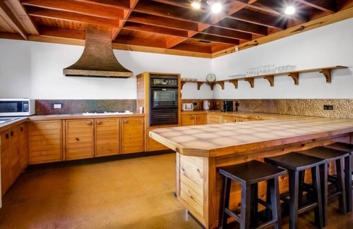 Indooroopilly House | Look no further than this charming 2BR loft in the heart of Indooroopilly.