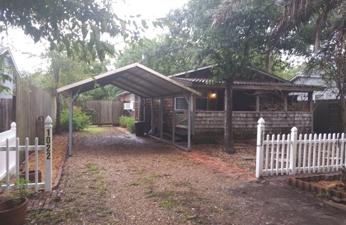Bacliff Cottage | Look No Further! Very Charming. 2 Miles From Kemah BoardWalk. Pet Friendly!