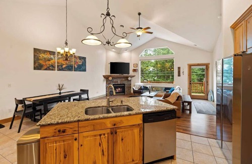 Somers Cabin | Lookout Cabin at Flathead | Sleeps 7