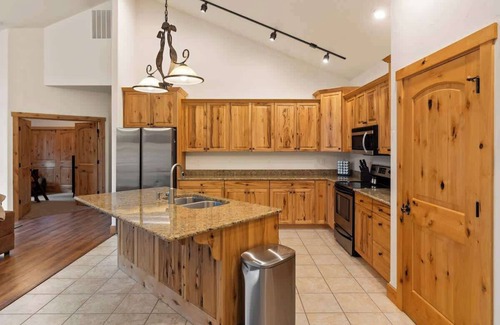 Somers Cabin | Lookout Cabin at Flathead | Sleeps 7