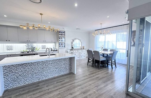 Mango Hill House | 'Lotus' - Grand Home in Mango Hill - Sleeps 8